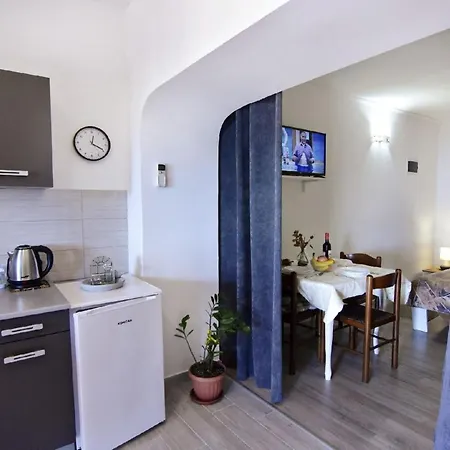Lägenhet In Basanija Mit Schoener Terrasse Zambratija (Istria)