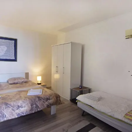 Apartment In Basanija Mit Schoener Terrasse *