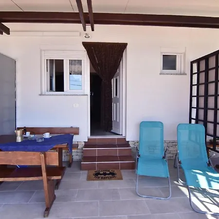 In Basanija Mit Schoener Terrasse *