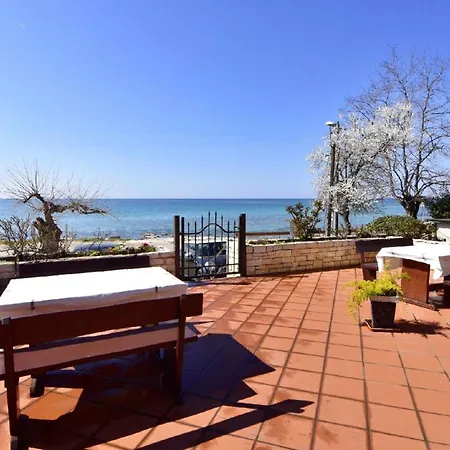In Basanija Mit Schoener Terrasse Apartmán Zambratija (Istria)