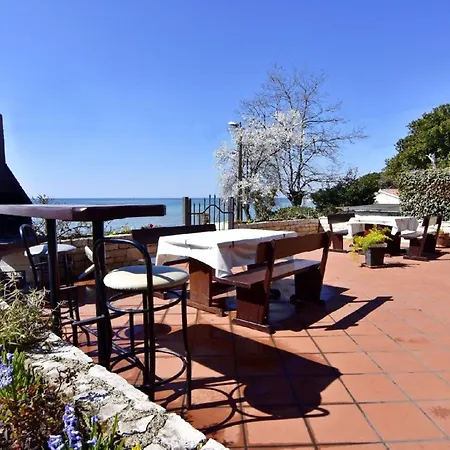 In Basanija Mit Schoener Terrasse