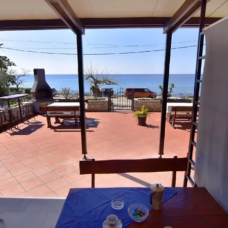 In Basanija Mit Schoener Terrasse Apartment