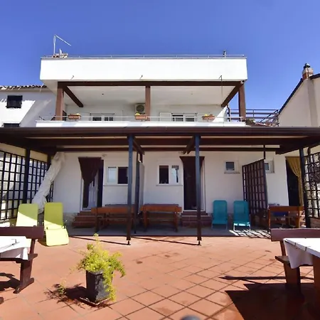 Apartment In Basanija Mit Schoener Terrasse